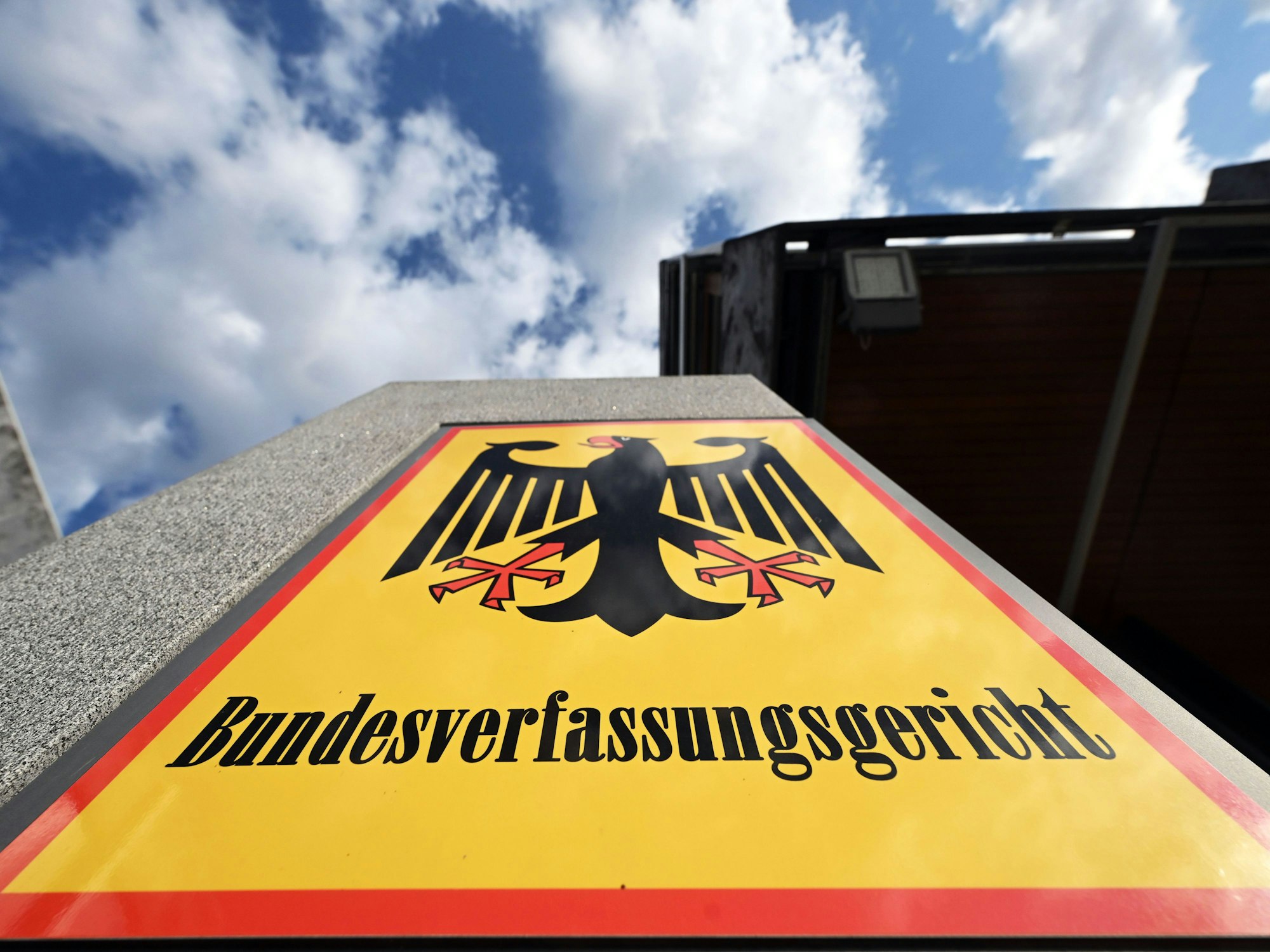Ein Hinweisschild mit Bundesadler und dem Schriftzug Bundesverfassungsgericht, aufgenommen vor dem Gericht.