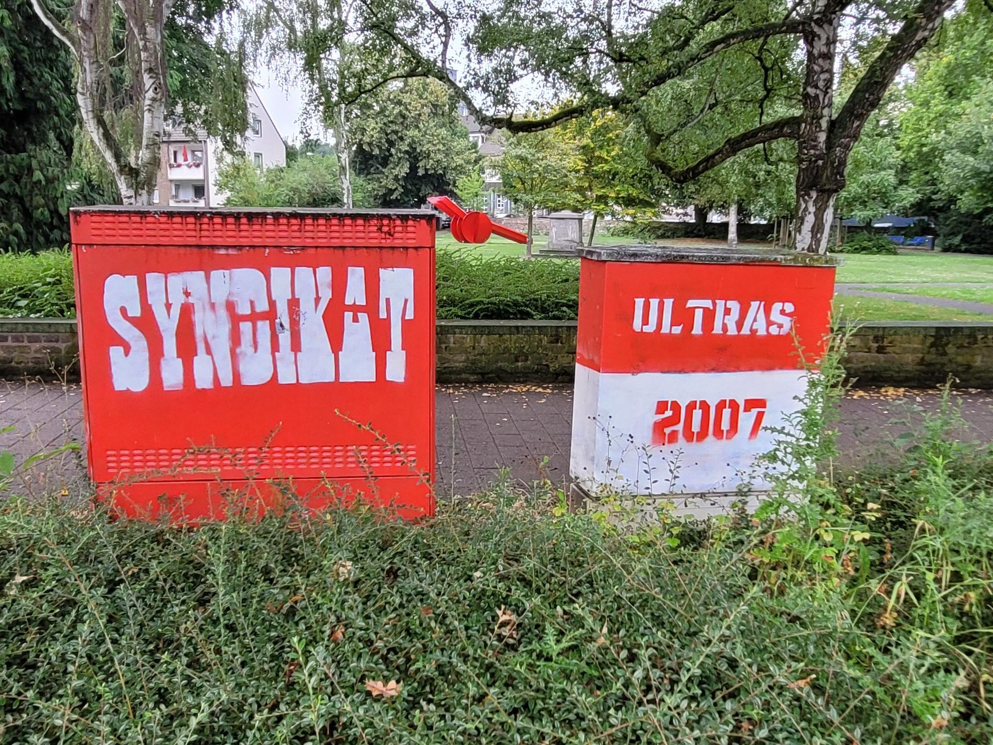Zwei in den Farben Rot und Weiß bemalte Versorgungskästen.