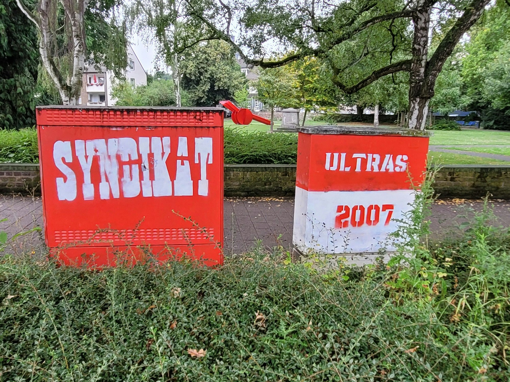 Zwei in den Farben Rot und Weiß bemalte Versorgungskästen.