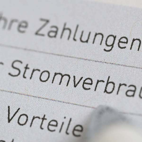Auf einer Stromrechnung eines Stromanbieters stehen die Wörter Zahlungen und Stromverbrauch. (Symbolbild)