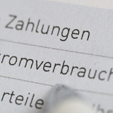 Auf einer Stromrechnung eines Stromanbieters stehen die Wörter Zahlungen und Stromverbrauch. (Symbolbild)
