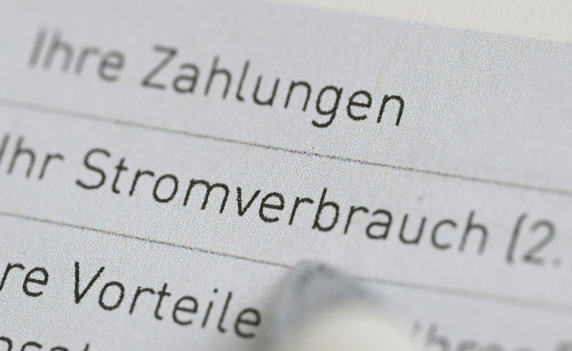 Auf einer Stromrechnung eines Stromanbieters stehen die Wörter Zahlungen und Stromverbrauch. (Symbolbild)