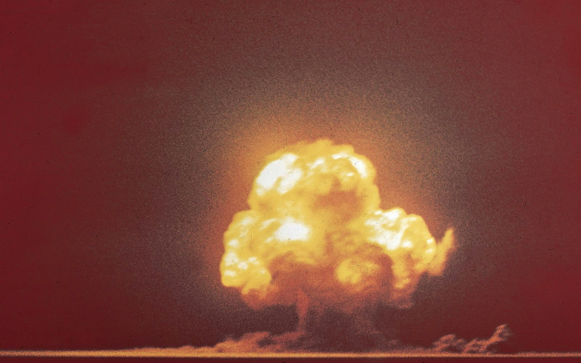 Vor 80 Jahren, am 6. April 1945, wurde die erste Atombombe im Krieg eingesetzt. Ziel der US-Operation war die japanische Stadt Hiroshima. Weit über 100.000 Einwohner starben. Der HISTORY Channel zeigt zu diesem Anlass zwei Dokumentationen, die die historischen Umstände und den Schrecken der Bombe beleuchten. (Bild: The HISTORY Channel/ZDF)