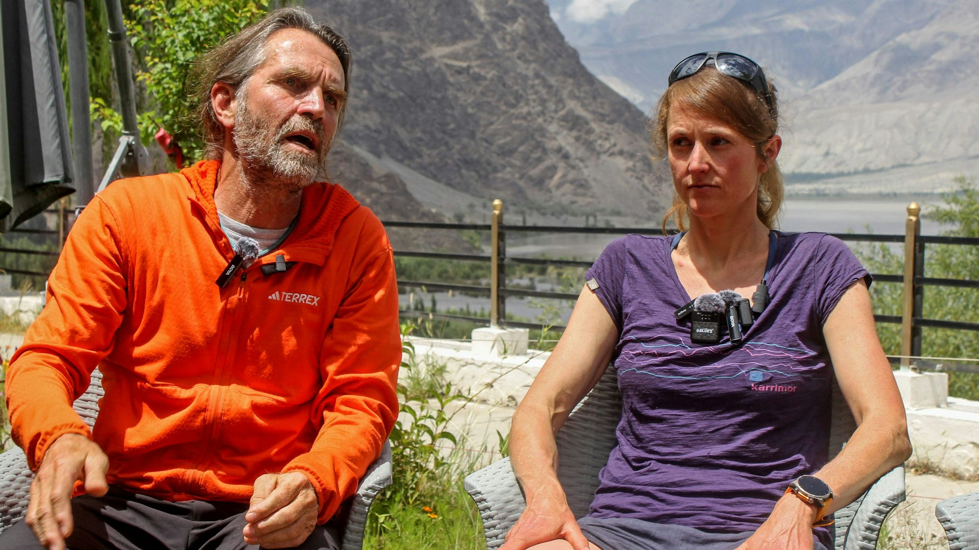 Bergsteiger Thomas Huber und Seilpartnerin Marina Krauss bei einer Pressekonferenz zu Laura Dahlmeiers Tod.