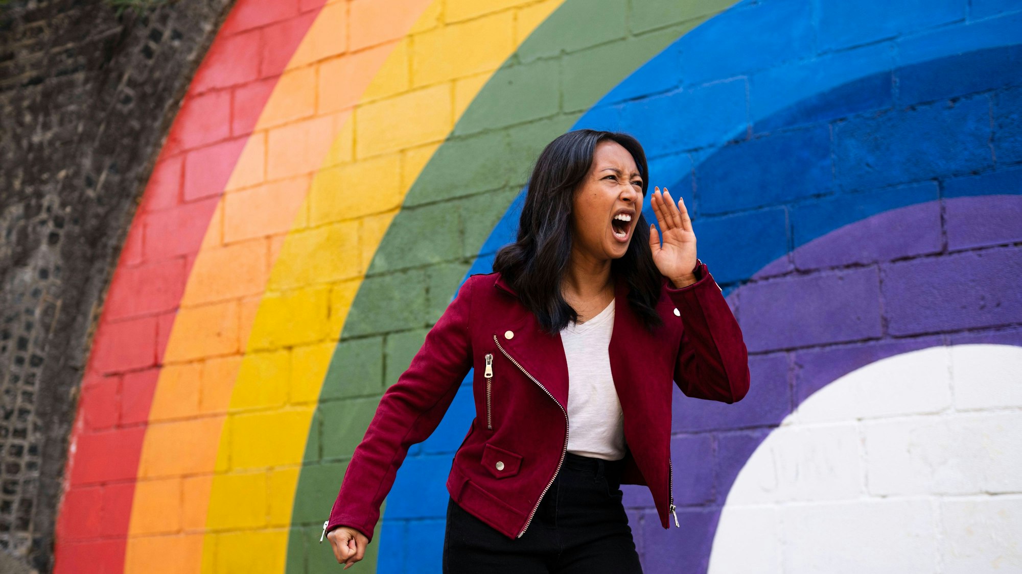 Woman screaming in front of rainbow wall model released, Symbolfoto property released, AMWF03242