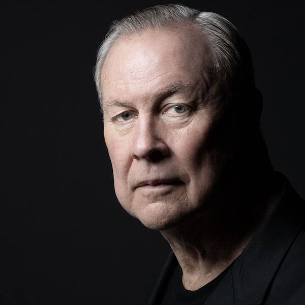 01.09.2021, Frankreich, Paris: Der US-amerikanische Theaterregisseur und bildende Künstler Robert «Bob» Wilson posiert während eines Fototermins für ein Foto.