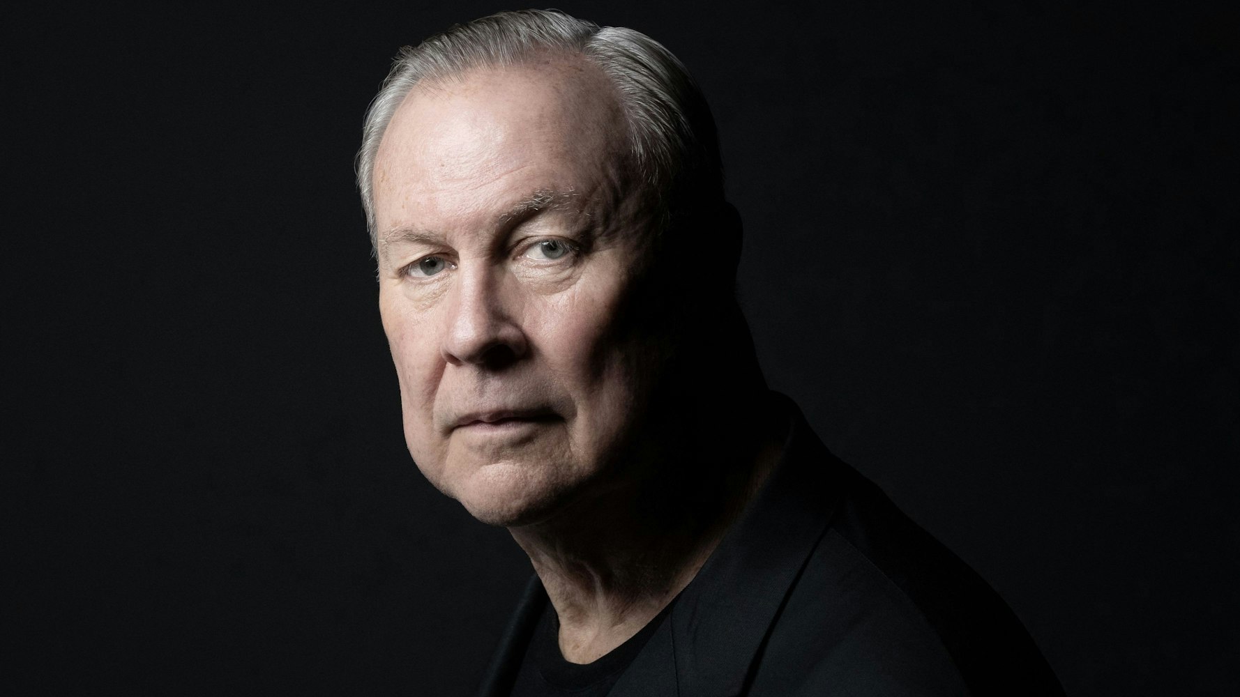 01.09.2021, Frankreich, Paris: Der US-amerikanische Theaterregisseur und bildende Künstler Robert «Bob» Wilson posiert während eines Fototermins für ein Foto.