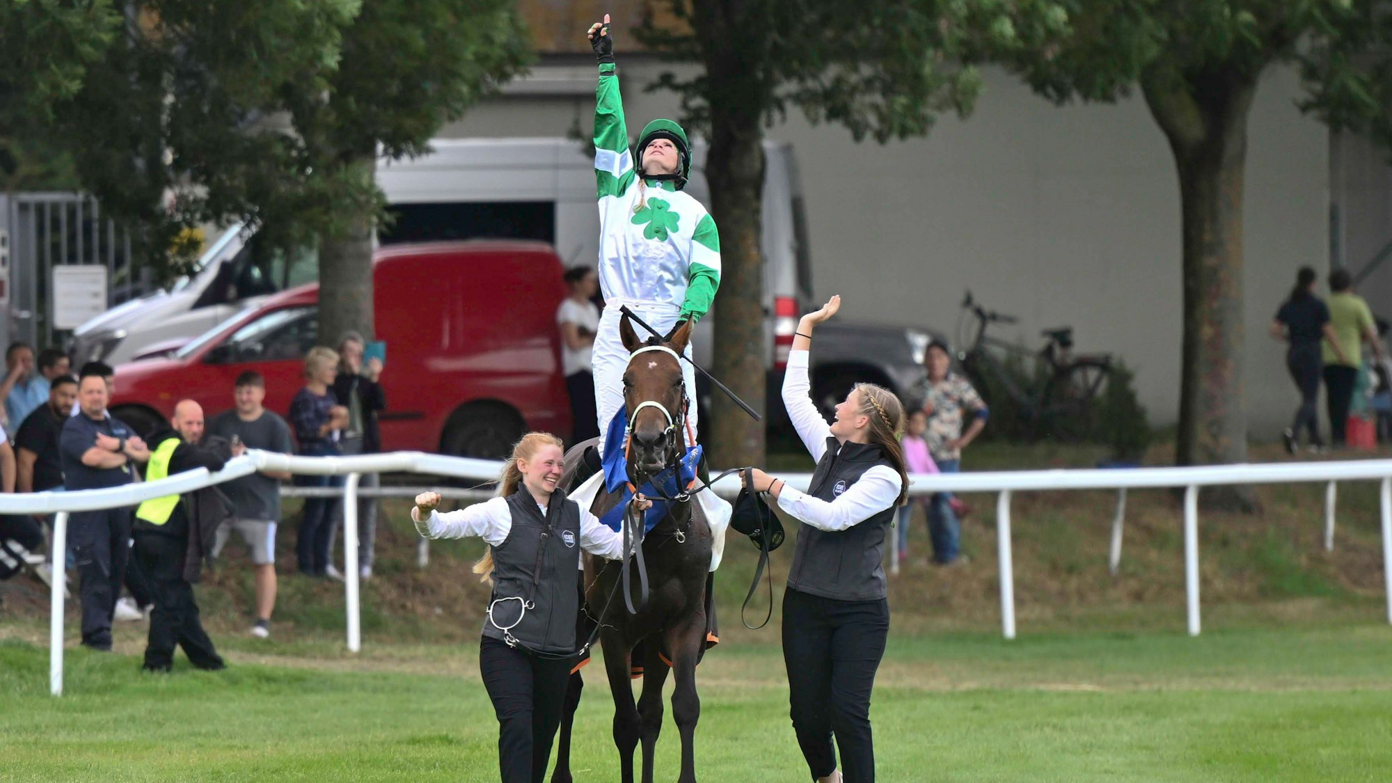 GER Galoppderby 2025 IDEE 156. Deutsches Derby / 06.07.2025, Galopprennbahn Hamburg-Horn, Galopp Derby 2025, IDEE 156. Deutsches Derby im Bild Siegerin Nina Baltromei auf Hochkoenig jubelt *** GER Galoppderby 2025 IDEE 156 German Derby 06 07 2025, Galopprennbahn Hamburg Horn, Galopp Derby 2025, IDEE 156 German Derby in the picture Winner Nina Baltromei on Hochkoenig cheers nordphotoxGmbH/xWitke nph00002