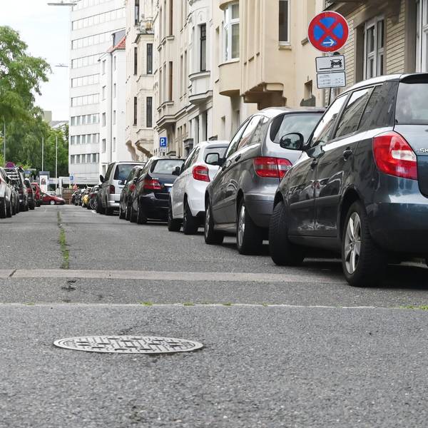 23.07.2025 Köln. In der Weißenburgstraße im Agnesviertel baut die Stadt seit Montag einige Parkscheinautomaten ab und beginnt damit, Parkplätze zurückzubauen. Anlass ist eine Neubewertung der Mindestfahrbahnbreite der Straßen als Rettungsweg, nachdem es bei einem Feuerwehreinsatz an anderer Stelle im März 2025 durch Falschparker zu Verzögerungen gekommen war. Foto: Alexander Schwaiger