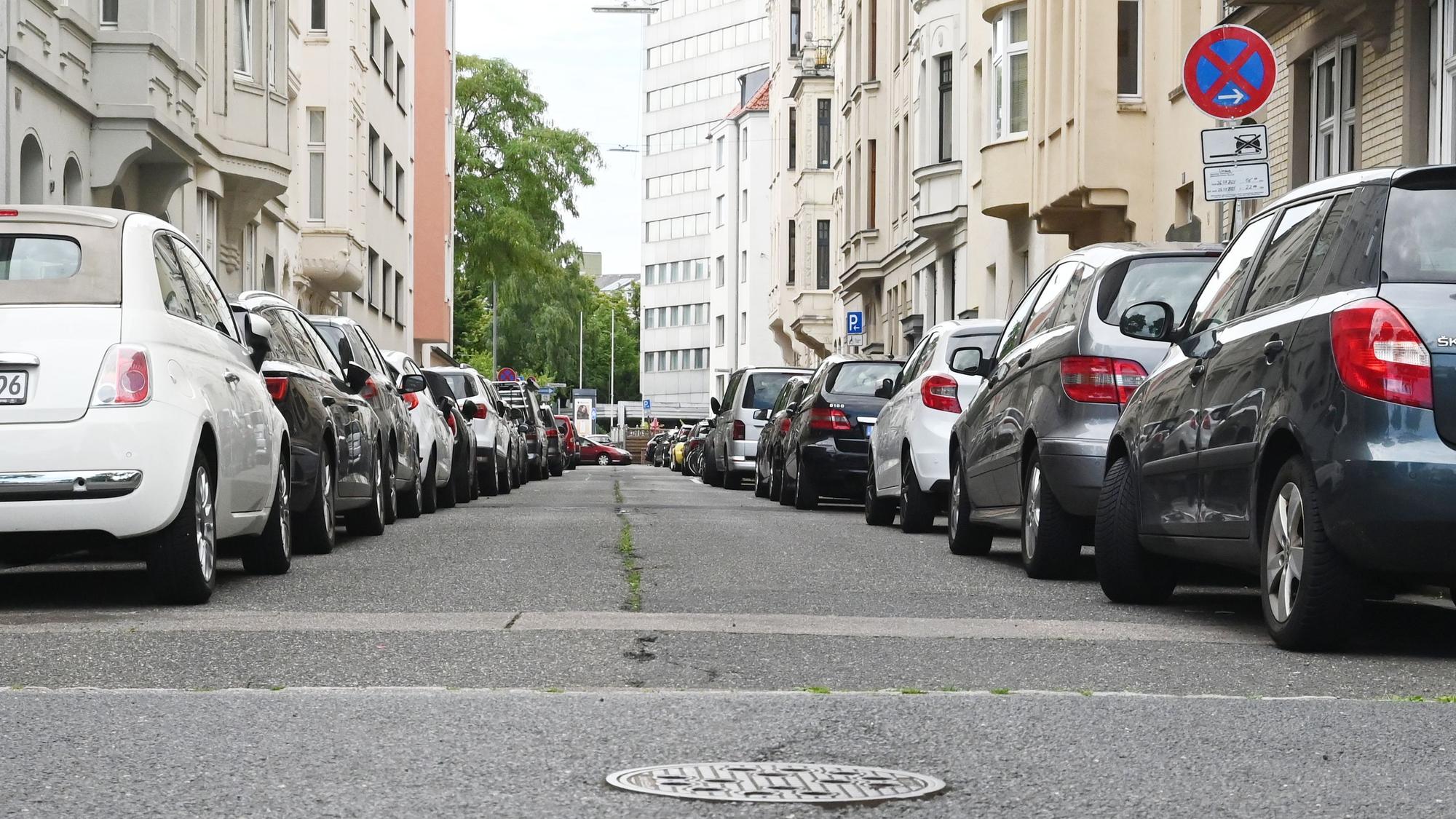 23.07.2025 Köln. In der Weißenburgstraße im Agnesviertel baut die Stadt seit Montag einige Parkscheinautomaten ab und beginnt damit, Parkplätze zurückzubauen. Anlass ist eine Neubewertung der Mindestfahrbahnbreite der Straßen als Rettungsweg, nachdem es bei einem Feuerwehreinsatz an anderer Stelle im März 2025 durch Falschparker zu Verzögerungen gekommen war. Foto: Alexander Schwaiger