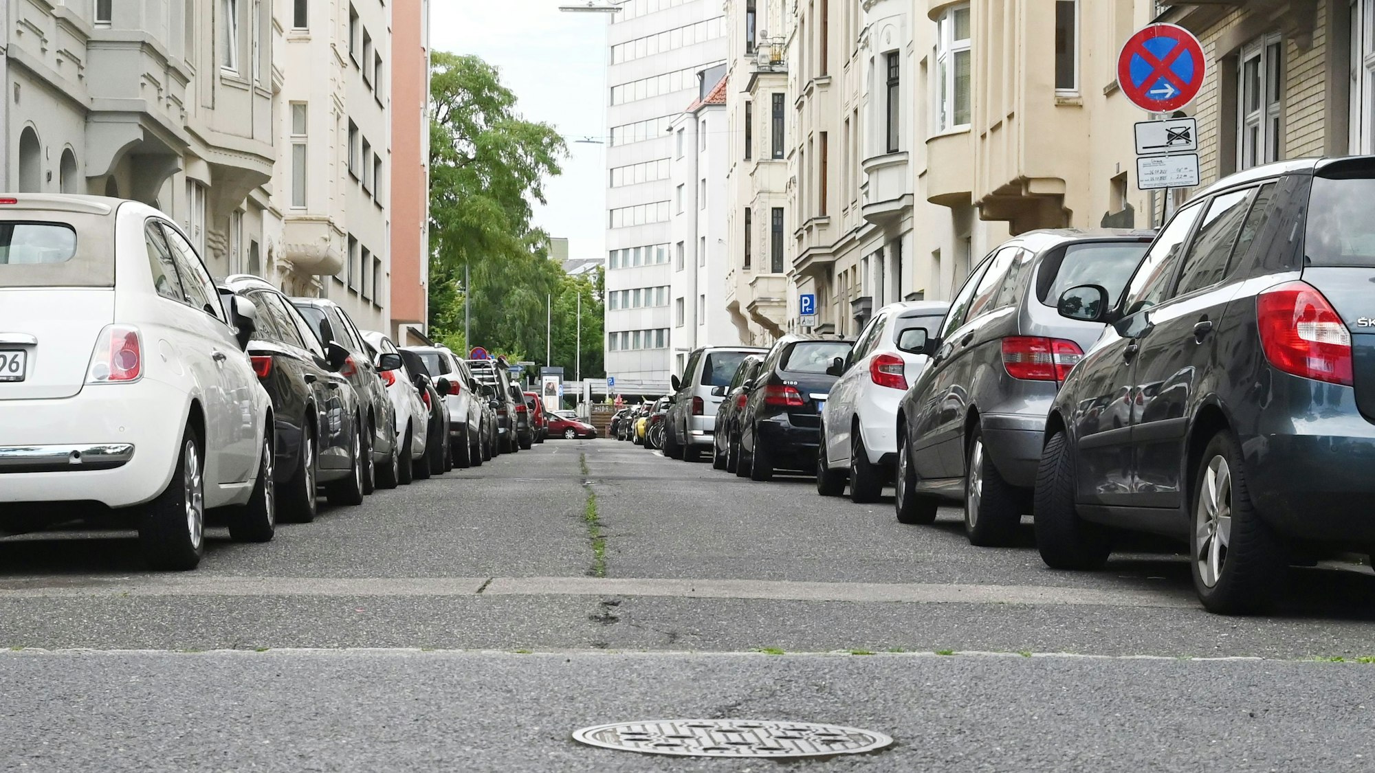 23.07.2025 Köln. In der Weißenburgstraße im Agnesviertel baut die Stadt seit Montag einige Parkscheinautomaten ab und beginnt damit, Parkplätze zurückzubauen. Anlass ist eine Neubewertung der Mindestfahrbahnbreite der Straßen als Rettungsweg, nachdem es bei einem Feuerwehreinsatz an anderer Stelle im März 2025 durch Falschparker zu Verzögerungen gekommen war. Foto: Alexander Schwaiger