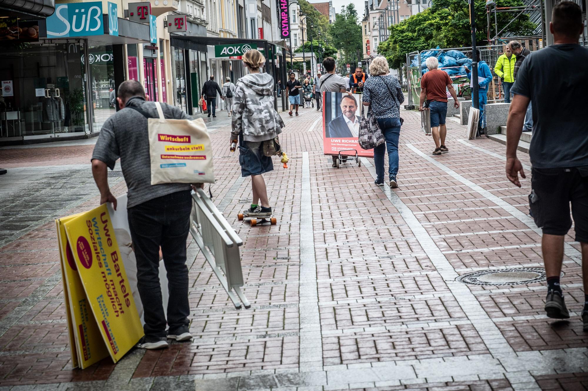 Wer zuerst kommt, besetzt die besten Laternen: Pünktlich um 15 Uhr am 1. August 2025 beginnen die Parteien mit dem Plakatieren. Bild: Ralf Krieger