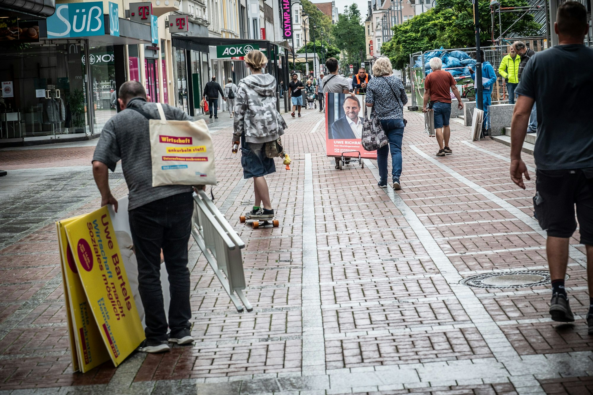 Wer zuerst kommt, besetzt die besten Laternen: Pünktlich um 15 Uhr am 1. August 2025 beginnen die Parteien mit dem Plakatieren. Bild: Ralf Krieger