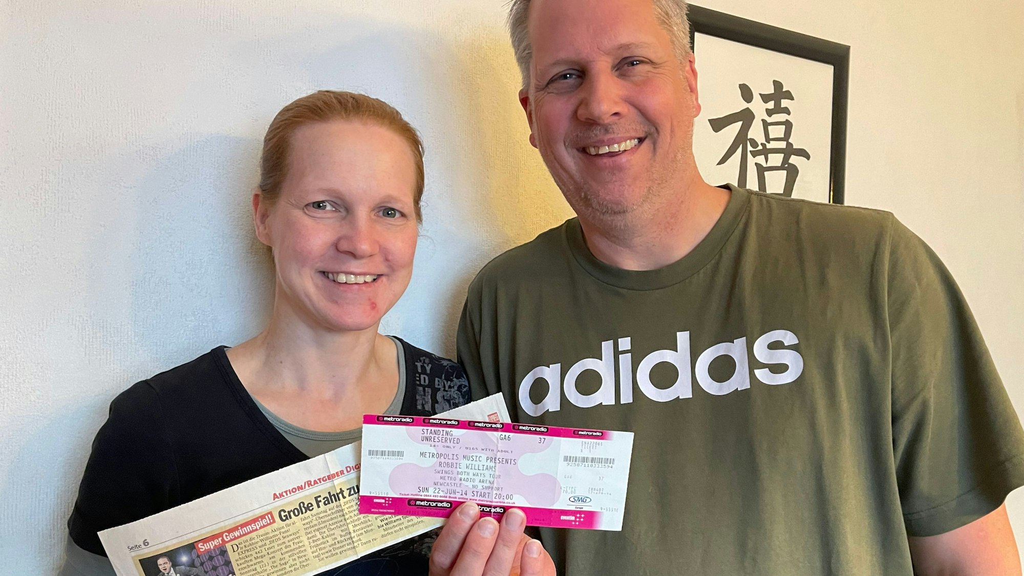 Das Ehepaar Schütz mit Konzertkarten.