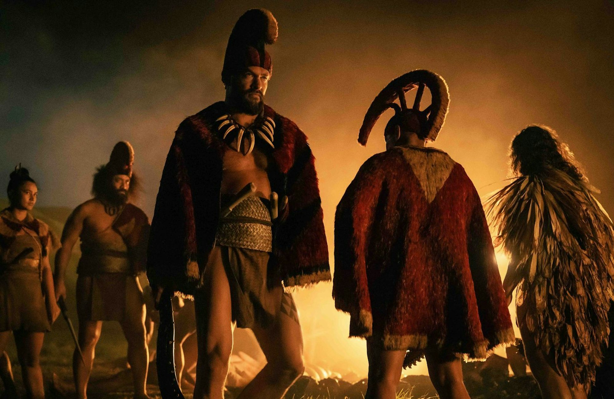 Jason Momoa hat als „Chief of War“ etwas zu besprechen. Dafür hat er sich mit spektakulärem Kopfschmuck und luftigen Edelgewändern herausgeputzt. (Bild: Apple TV+)