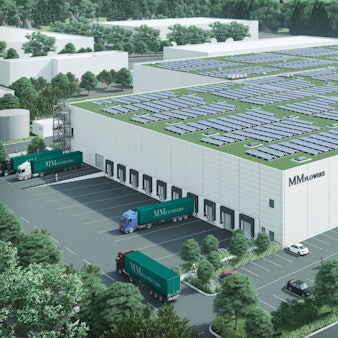 Die Visualisierung zeigt den großen Hallenkomplex mit den PV-Anlagen auf den beiden Dächern sowie die Anfahrzonen der Lkw und Parkplätze.