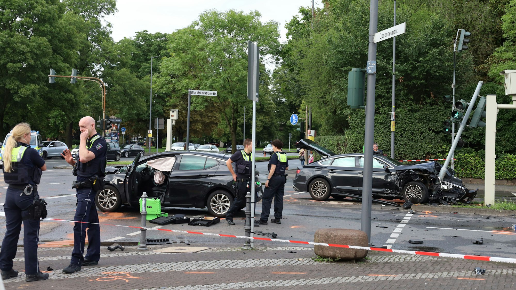 In dem Opel befand sich eine Familie mit einem Kleinkind, wie eine Polizei-Sprecherin auf Nachfrage bestätigte. Alle Insassen des Fahrzeugs wurden ins Krankenhaus gebracht.