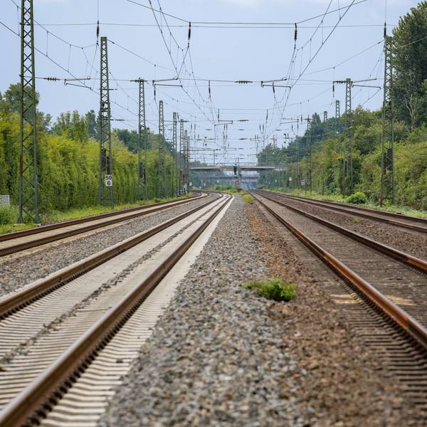 ARCHIV - 01.08.2025, Nordrhein-Westfalen, Düsseldorf: Gleise der Deutschen Bahn verlaufen im Düsseldorfer Norden. Nach dem Brandanschlag auf die Bahnstrecke Düsseldorf-Duisburg ist die bundesweite Hauptlinie der Bahn wieder für den Zugverkehr freigegeben. Foto: Christoph Reichwein/dpa +++ dpa-Bildfunk +++