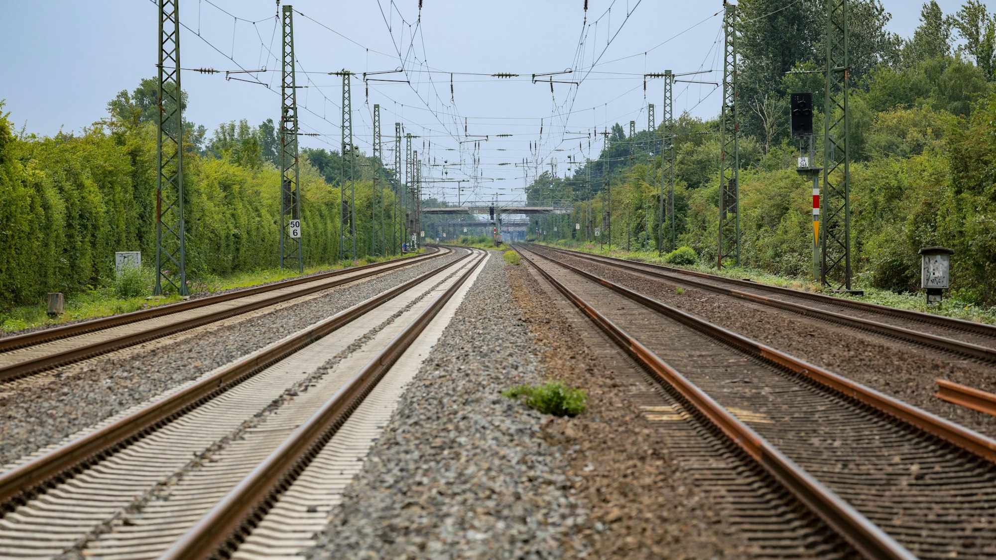 ARCHIV - 01.08.2025, Nordrhein-Westfalen, Düsseldorf: Gleise der Deutschen Bahn verlaufen im Düsseldorfer Norden. Nach dem Brandanschlag auf die Bahnstrecke Düsseldorf-Duisburg ist die bundesweite Hauptlinie der Bahn wieder für den Zugverkehr freigegeben. Foto: Christoph Reichwein/dpa +++ dpa-Bildfunk +++