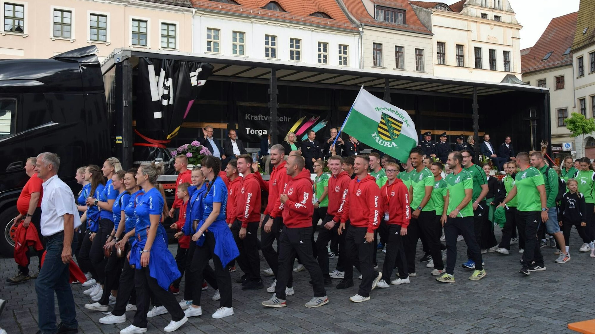 Sportler und Gäste trafen sich am Donnerstagabend zur feierlichen Eröffnung der Deutschen Meisterschaft auf dem Torgauer Marktplatz.