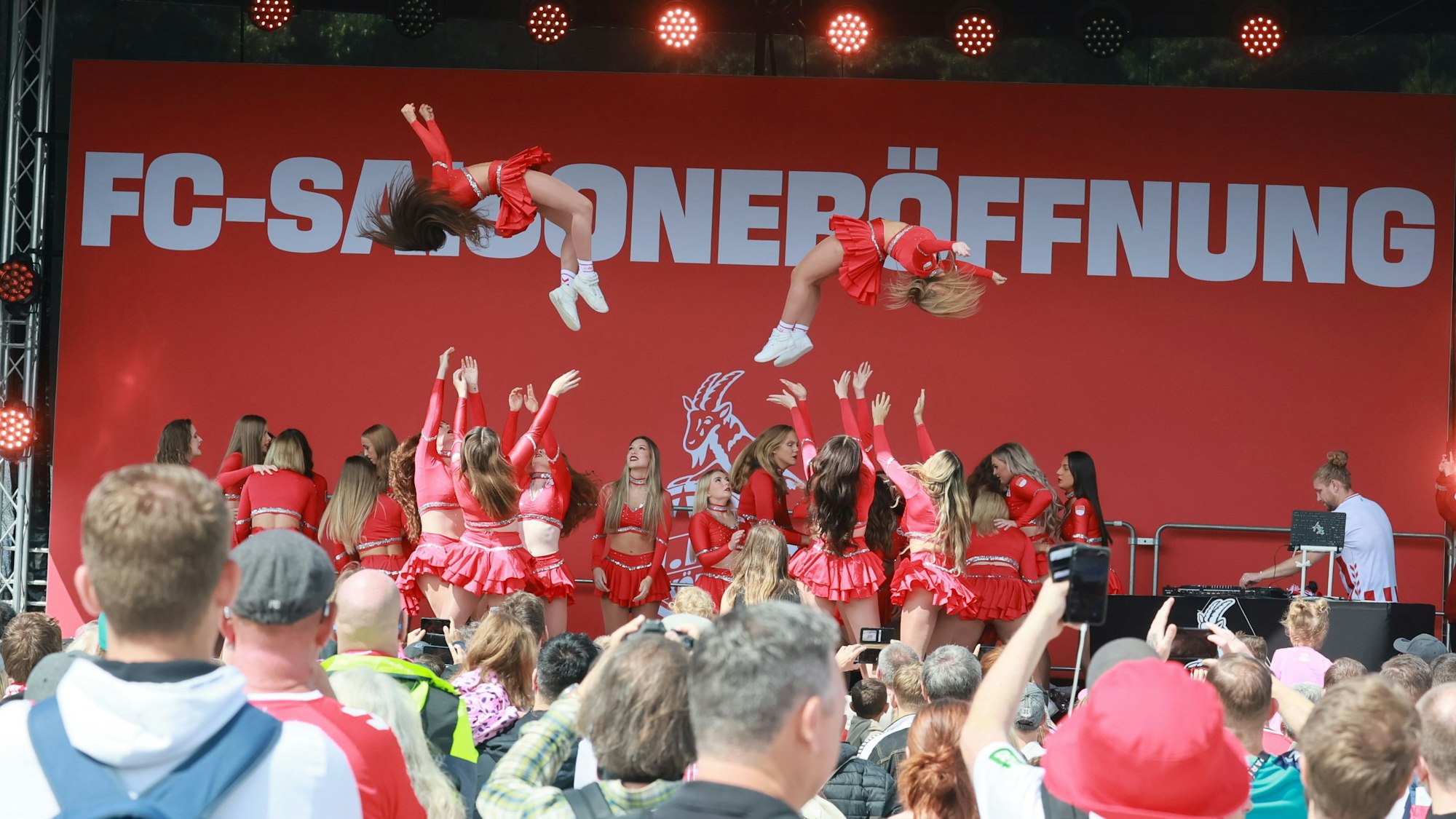 Die FC-Cheerleader auf der Bühne.