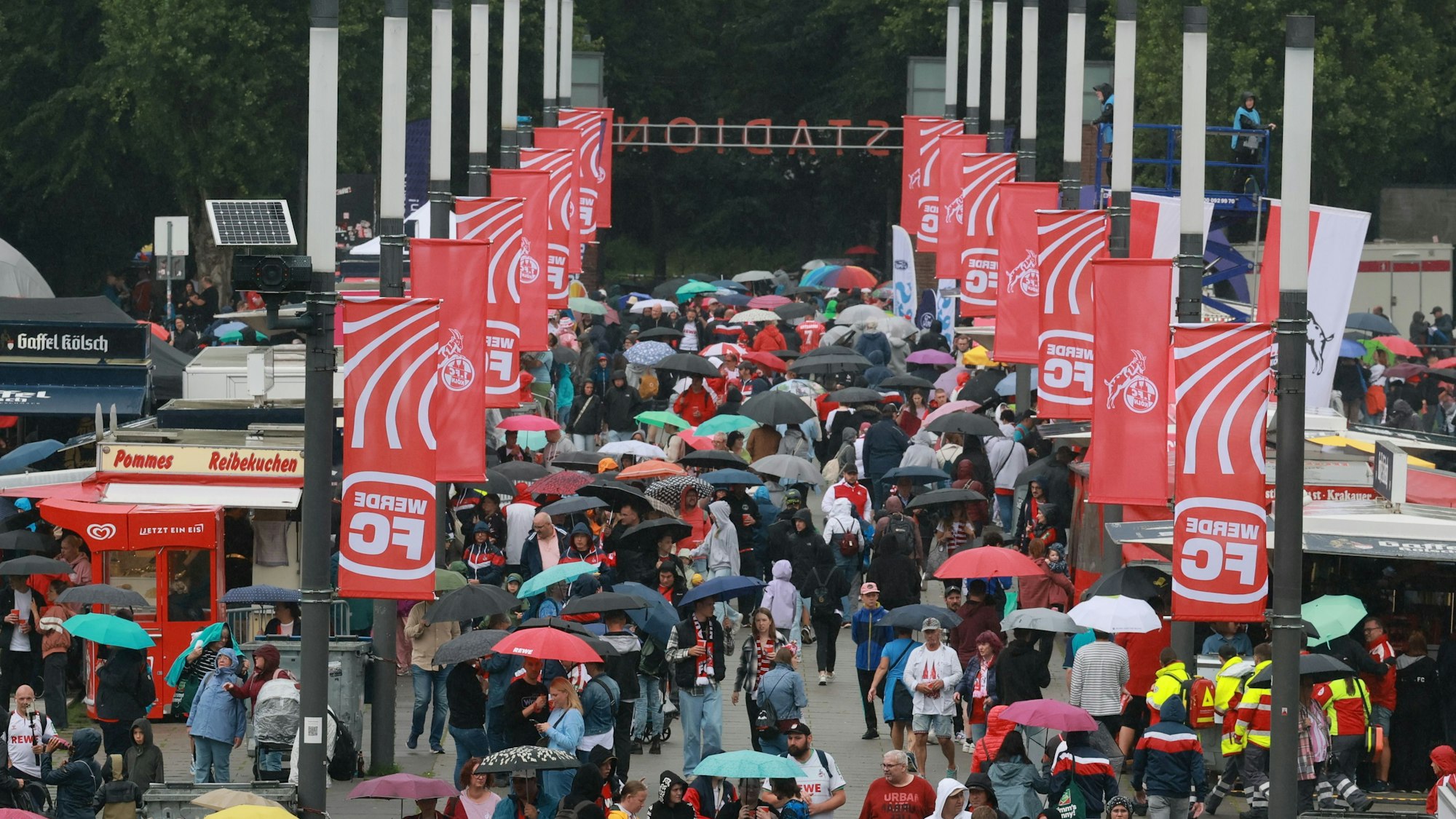 FC-Fans im Regen vor dem Rhein-Energie-Stadion.