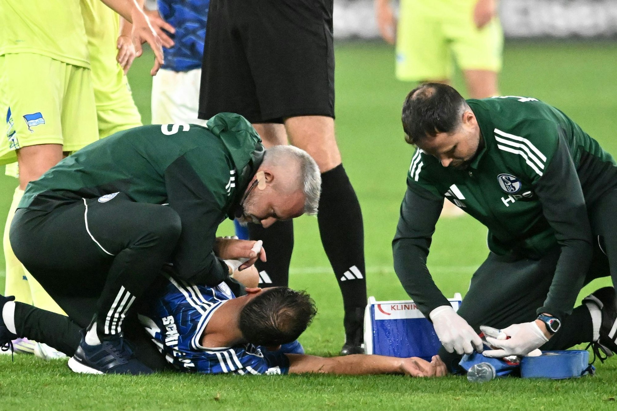 Nikola Katic wird nach dem Zusammenstoß behandelt.
