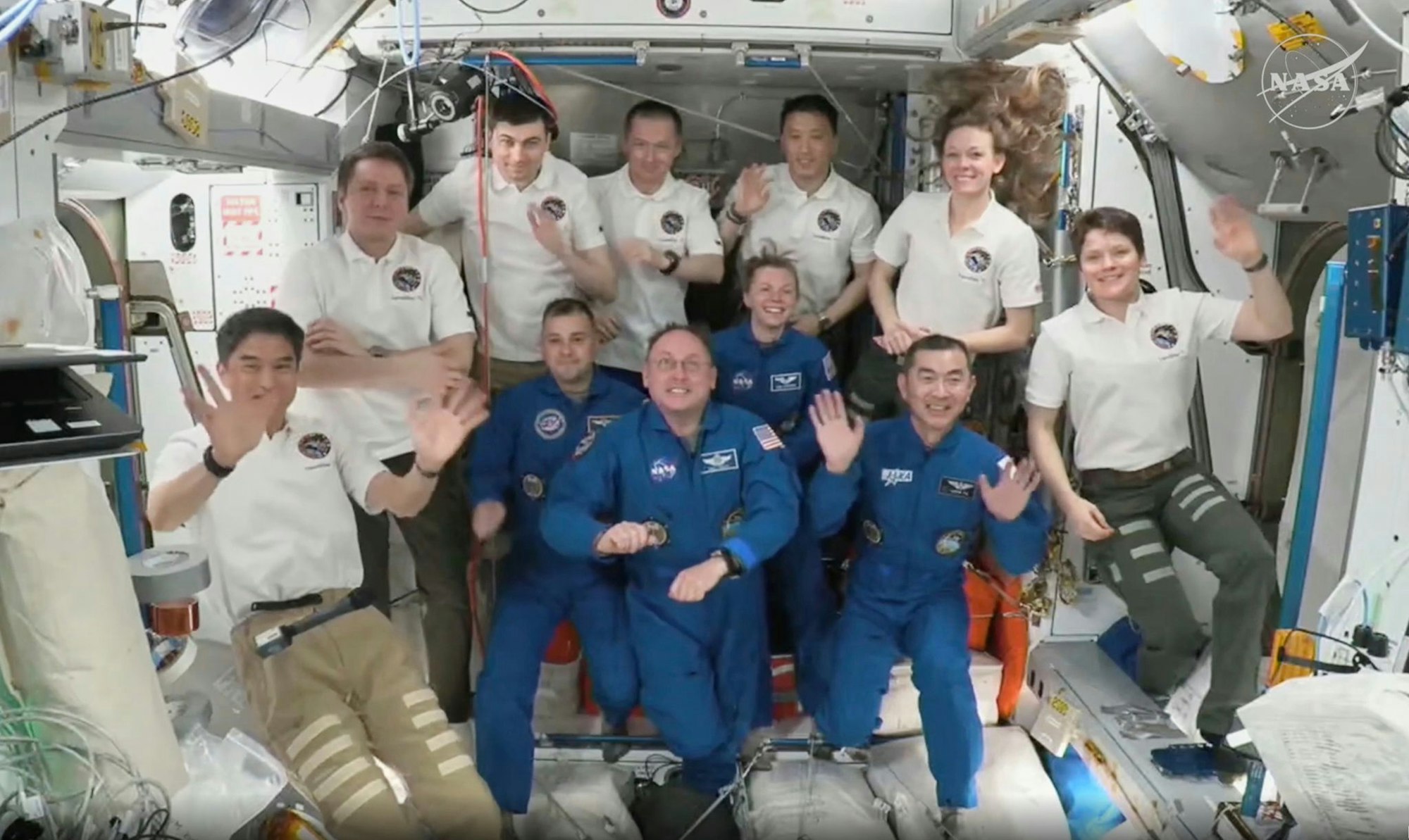 Die neu angekommene «Crew 11» (in den blauen Anzügen) besteht aus dem Japaner Kimiya Yui (r-l), Zena Cardman und Mike Fincke (beide USA) sowie Oleg Platonow aus Russland.