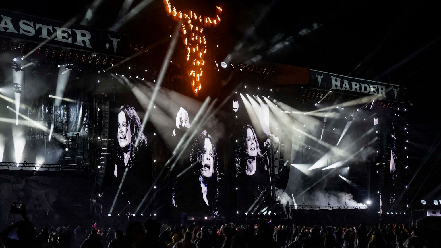 02.08.2025, Schleswig-Holstein, Wacken: Fotos der verstorbenen Heavy-Metal-Legende Ozzy Osbourne werden auf Monitore beim Wacken Open Air projiziert. Das Wacken Open Air (WOA) findet vom 30. Juli bis 2. August statt und gilt als größtes Heavy-Metal-Festival der Welt. Foto: Frank Molter/dpa +++ dpa-Bildfunk +++