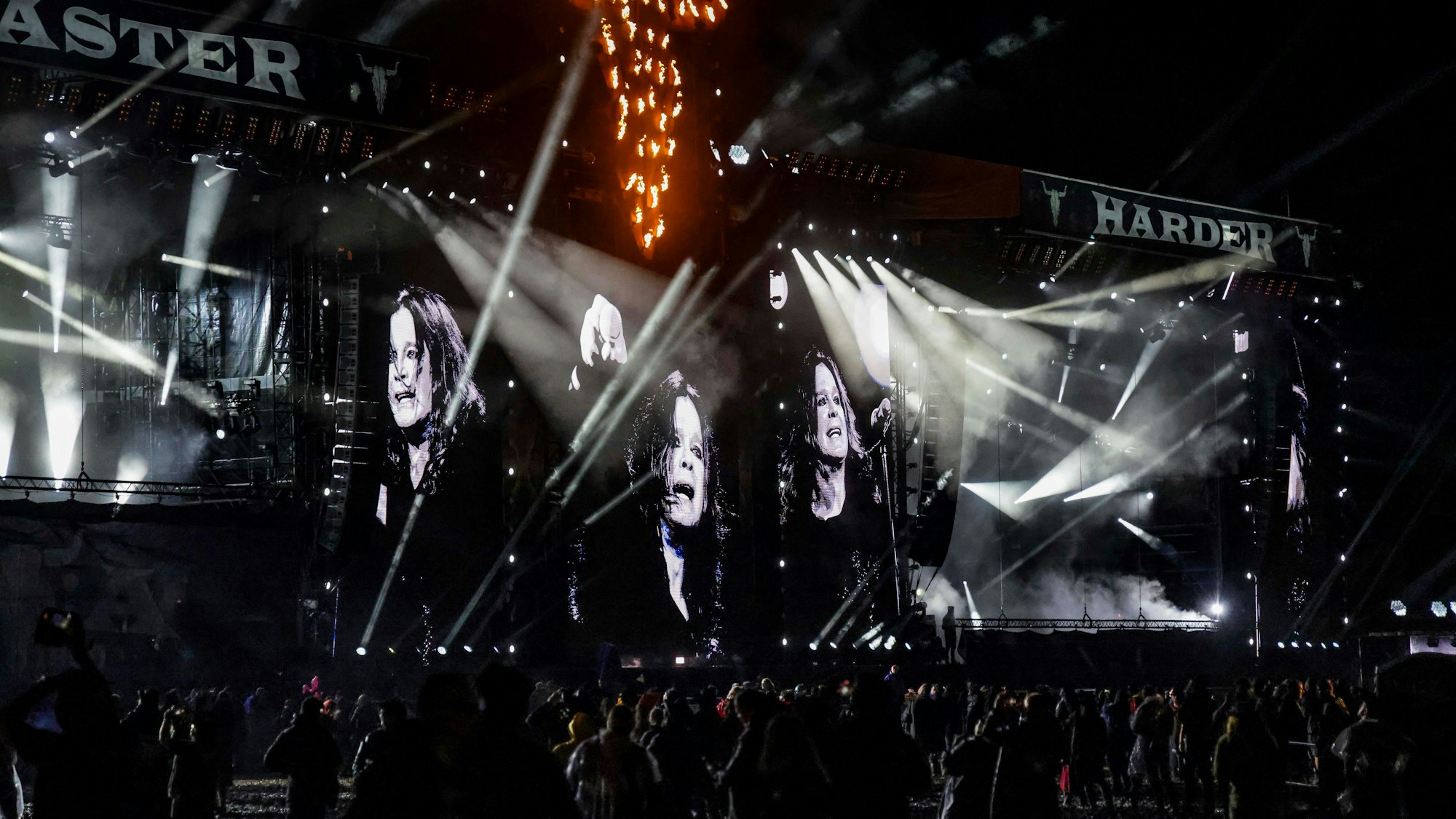 02.08.2025, Schleswig-Holstein, Wacken: Fotos der verstorbenen Heavy-Metal-Legende Ozzy Osbourne werden auf Monitore beim Wacken Open Air projiziert. Das Wacken Open Air (WOA) findet vom 30. Juli bis 2. August statt und gilt als größtes Heavy-Metal-Festival der Welt. Foto: Frank Molter/dpa +++ dpa-Bildfunk +++