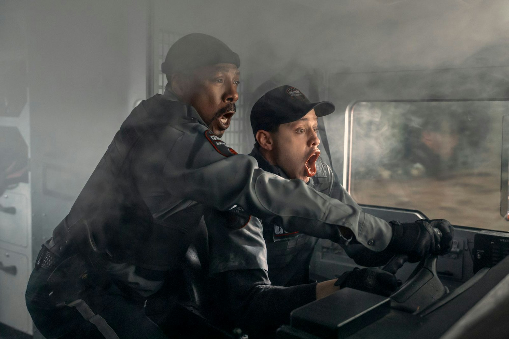 Für Russell (Eddie Murphy, links) und Travis (Pete Davidson) sind Geldübergaben eigentlich Routine. Doch dann geht etwas gehörig schief. (Bild: Prime Video)