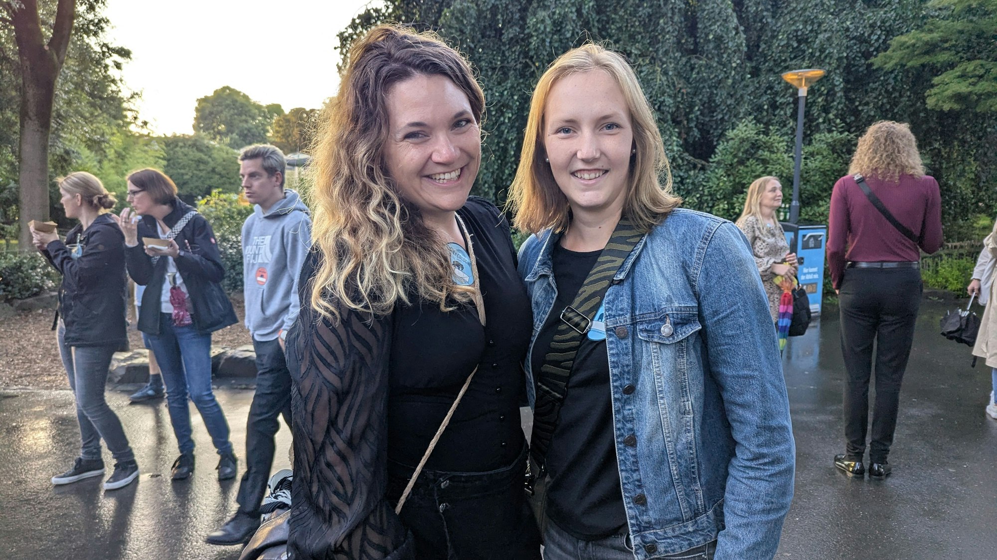 zwei junge Frauen lachen in die Kamera.