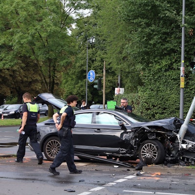 Unfall auf der Riehler Straße: Ein 29-Jähriger flüchtete am Samstag (2. August) vor der Polizei und verursachte einen schweren Unfall.