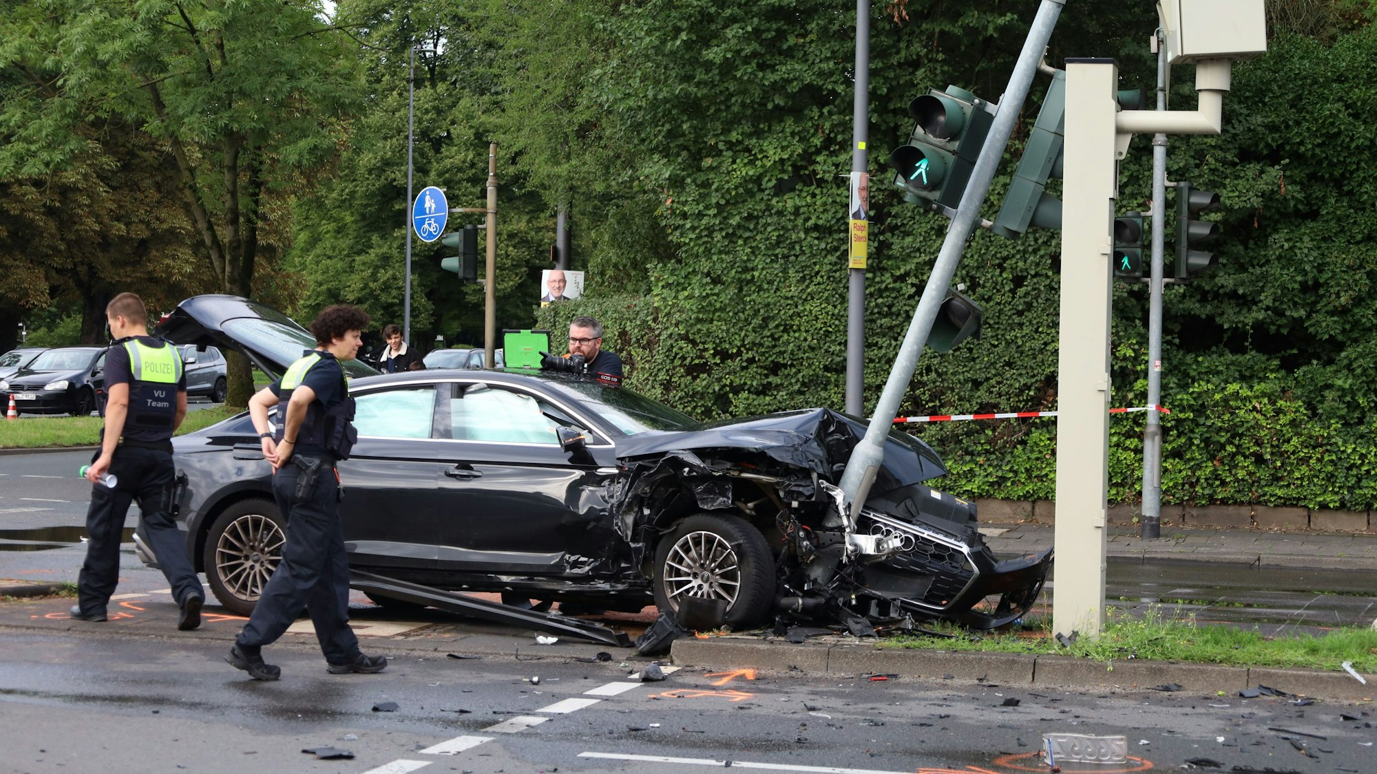 Unfall auf der Riehler Straße: Ein 29-Jähriger flüchtete am Samstag (2. August) vor der Polizei und verursachte einen schweren Unfall.