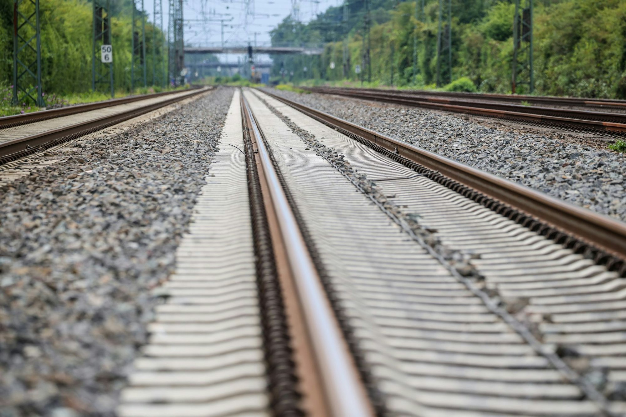 Nach dem Brandanschlag auf die Bahnstrecke Düsseldorf-Duisburg ist die bundesweite Nord-Süd-Hauptlinie der Bahn wieder für den Zugverkehr freigegeben.