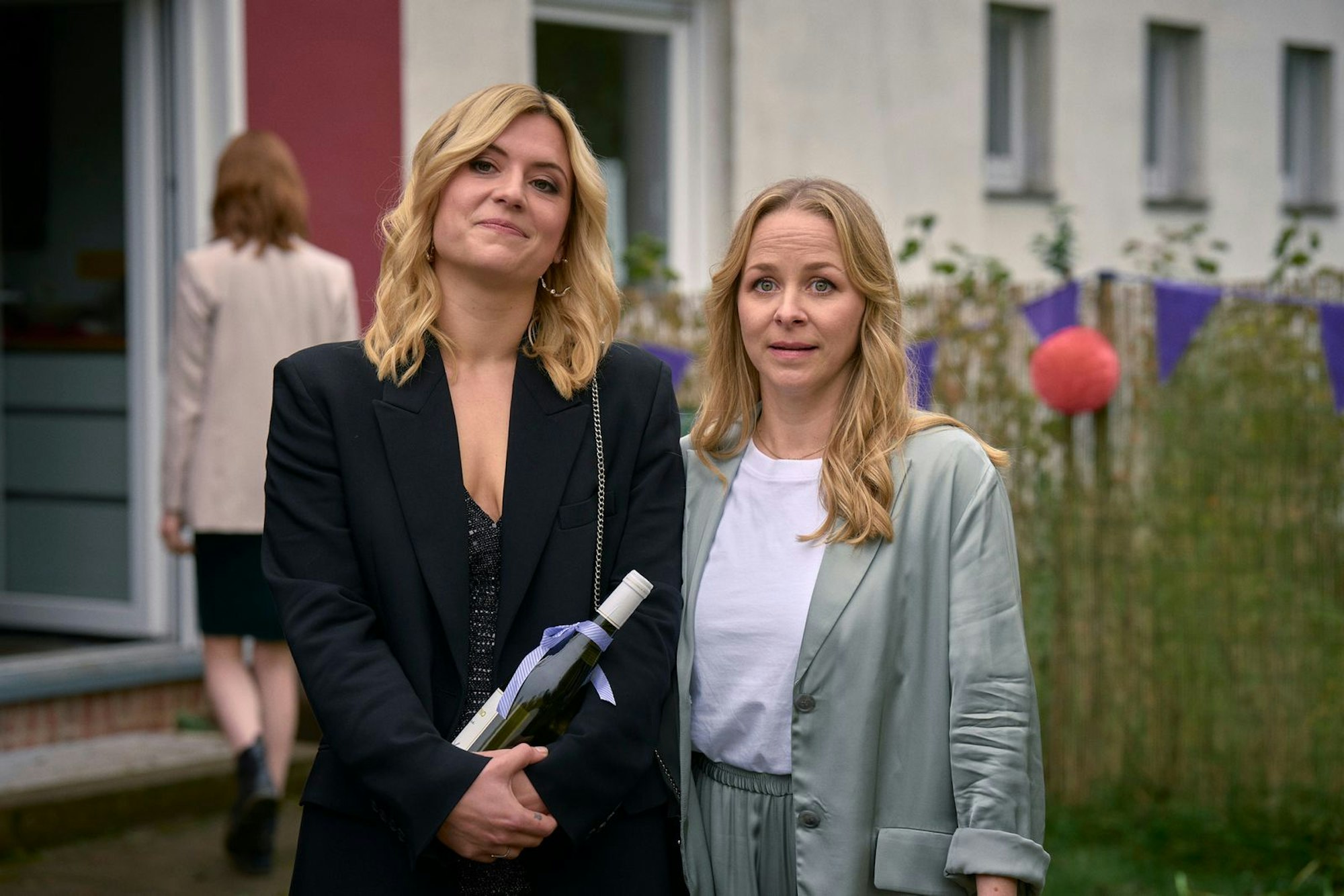 Nina Maler (Laura Storz, links) und Ariane Küppers (Jasmin Schwiers) sind als Schwestern wie Tag und Nacht. (Bild: ZDF/Frank Dicks)