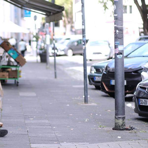 23.07.2025, Köln: Ein Junkie schläft sein Rausch vor dem Eingang eines Mehrfamilienhauses an der Thieboldsgasse aus. Rund um den Neumarkt - ein Ortsbesuch in der Innenstadt. Zahlreichen Drogenabhängigen prägen das Bild des Stadtteils. Die Polizei ist im Dauereinsatz. Foto: Arton Krasniqi
Personen müssen unkentlich gemacht werden!!!!