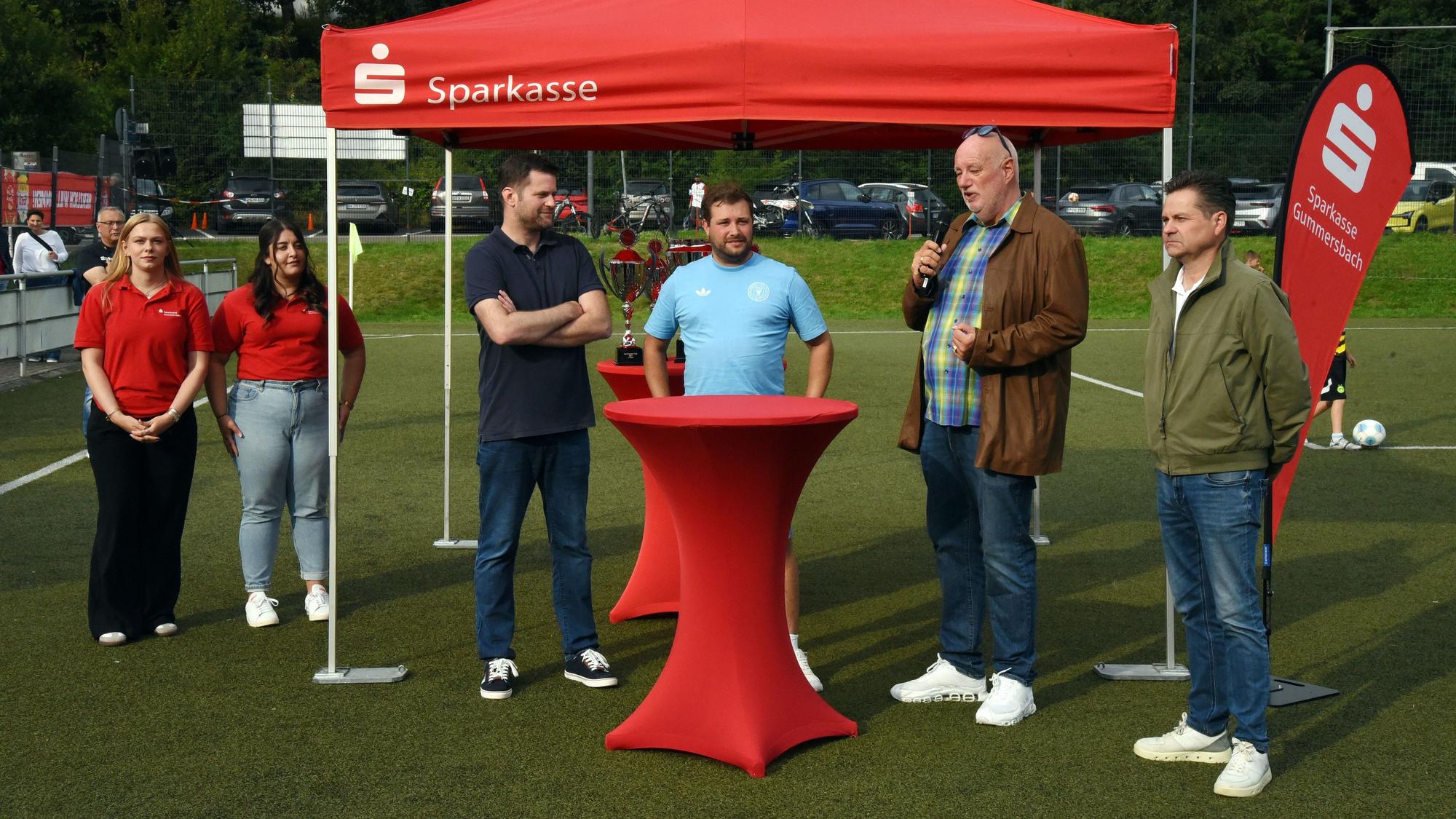 Frank Grebe, Vorstandsvorsitzender der Sparkasse Gummersbach, im Gespräch mit Vertretern der beiden ausrichtenden Vereine und mit Wiehls Bürgermeister Ulrich Stücker.