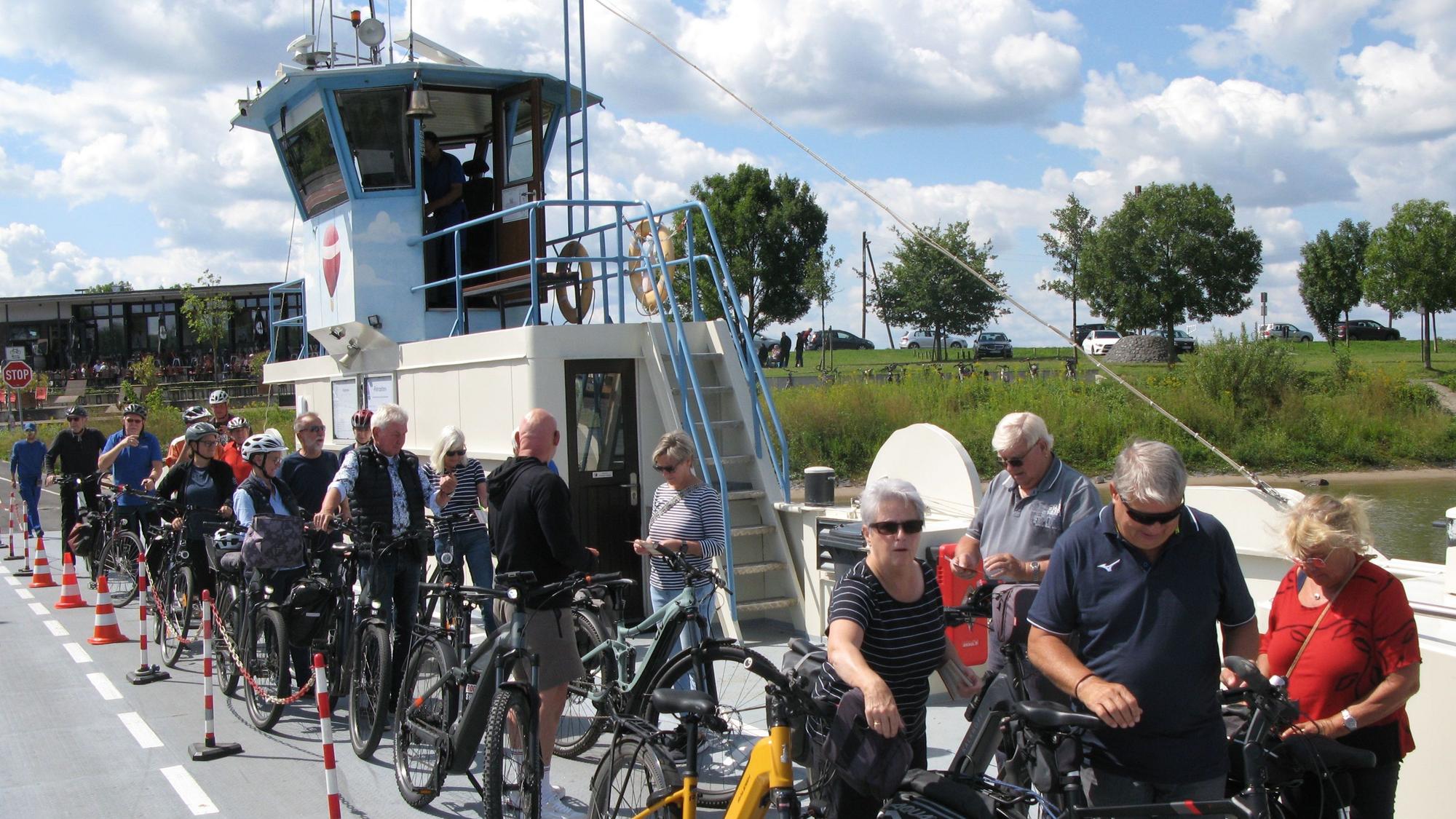 Mit der Fähre ging es über den Rhein, dann schwangen sich die Passagiere wieder auf den Fahrradsattel.