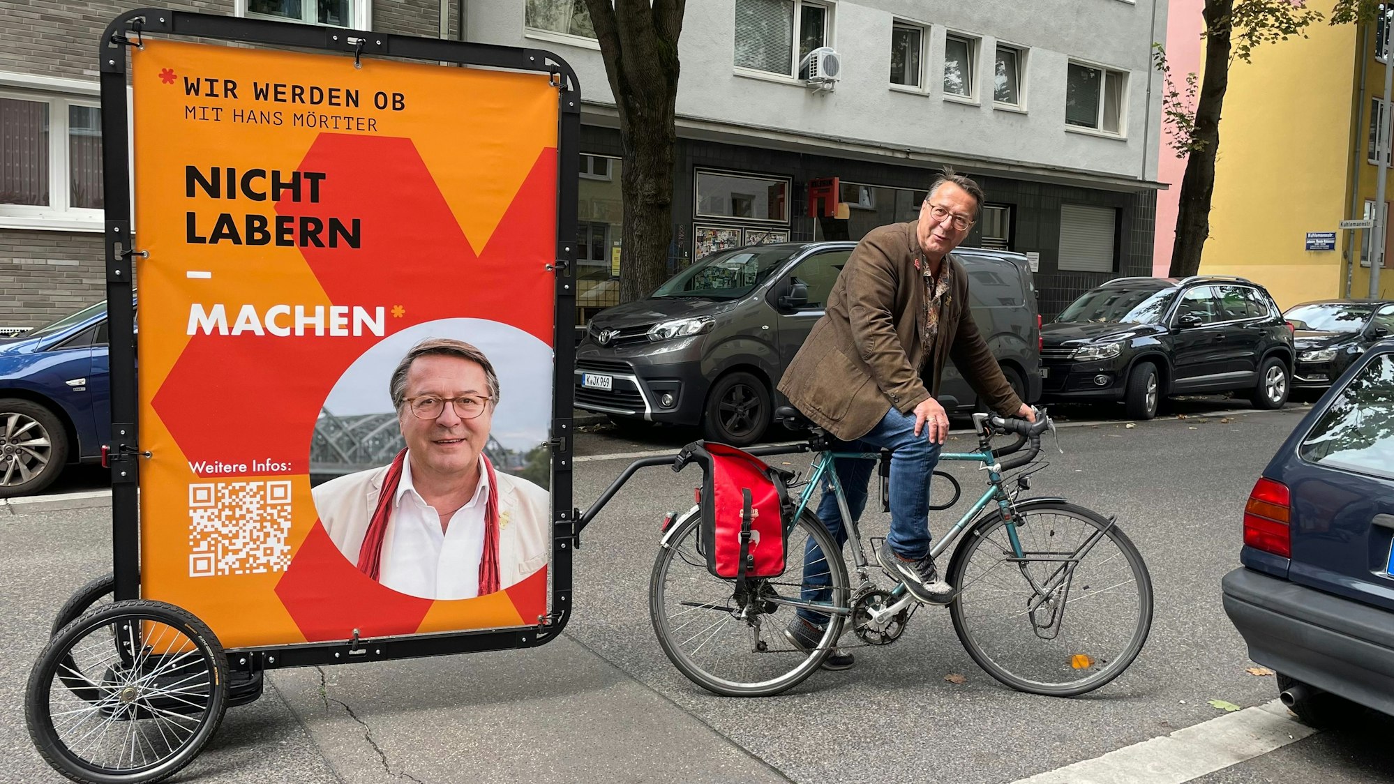 Hans Mörtter ist bis Mitte September mit einem mobilen Plakat unterwegs.