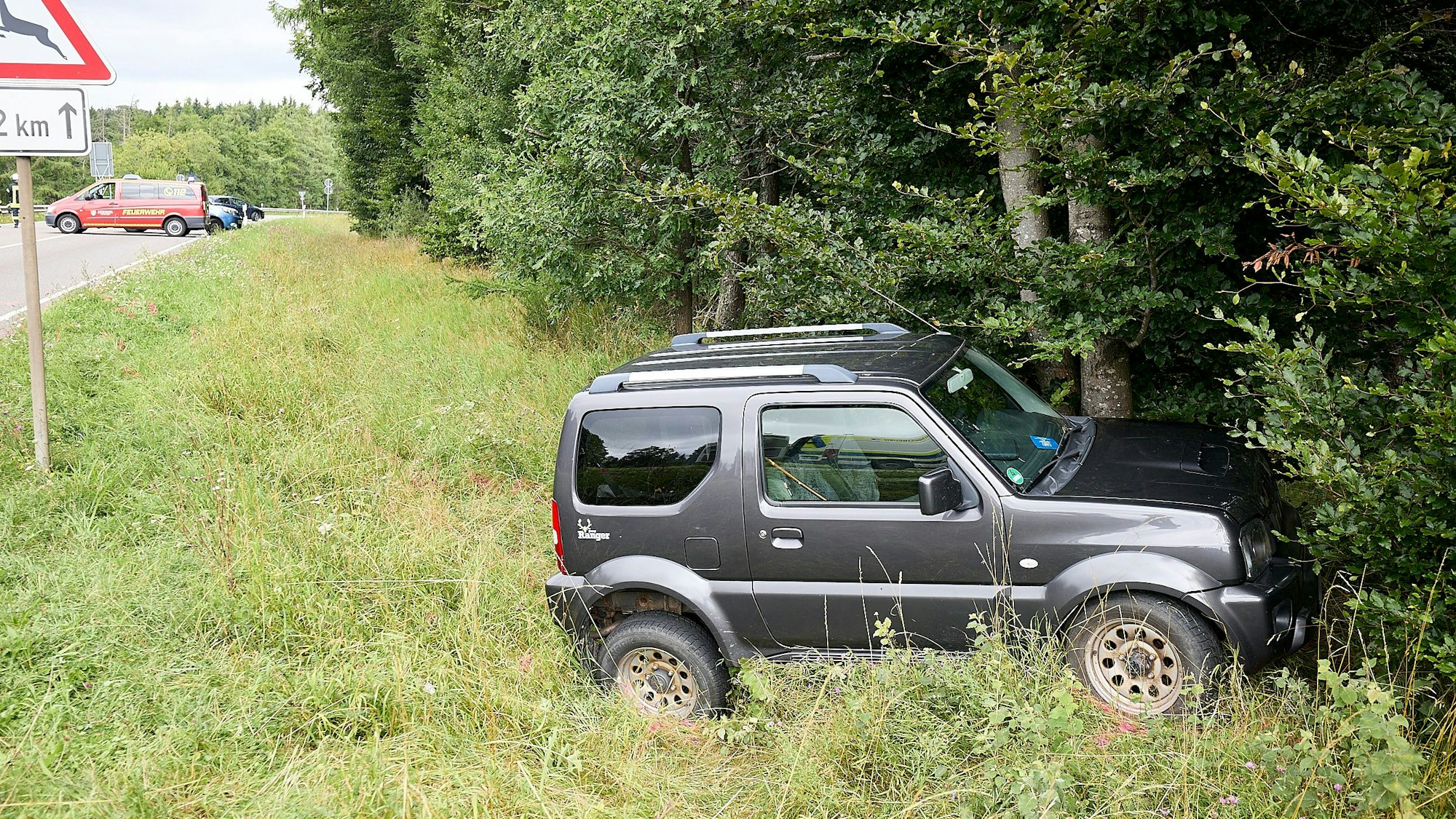 Ein kleiner Suzuki-Geländewagen ist von der Fahrbahn abgekommen und gegen einen Baum geprallt.