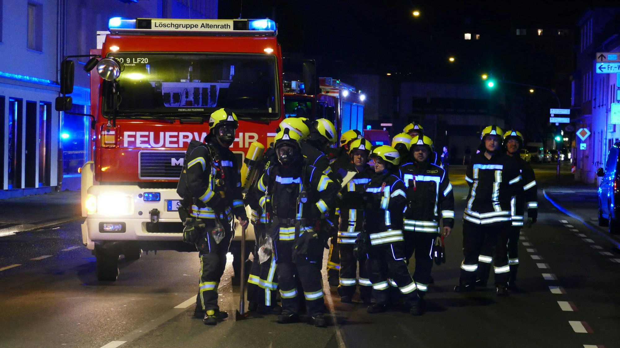 Feuerwehrleute der Troisdorfer Feuerwehr löschten bis zum frühen Sonntagmorgen einen Brand bei der RSAG in Troisdorf. (Archivfoto).