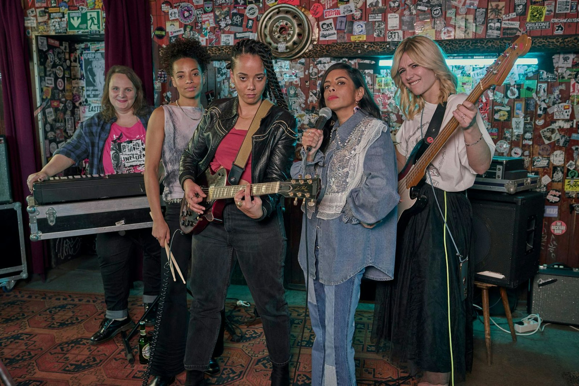 In ihrer Freizeit spielen Senta (Svenja Hermuth, links), Lucie (Naomi Simmonds, zweite von links), Betty (Shari Asha Crosson, Mitte), Vicky (Collien Ulmen-Fernandes, zweite von rechts) und Nina (Laura Storz) gemeinsam in einer Band. (Bild: ZDF/Frank Dicks)