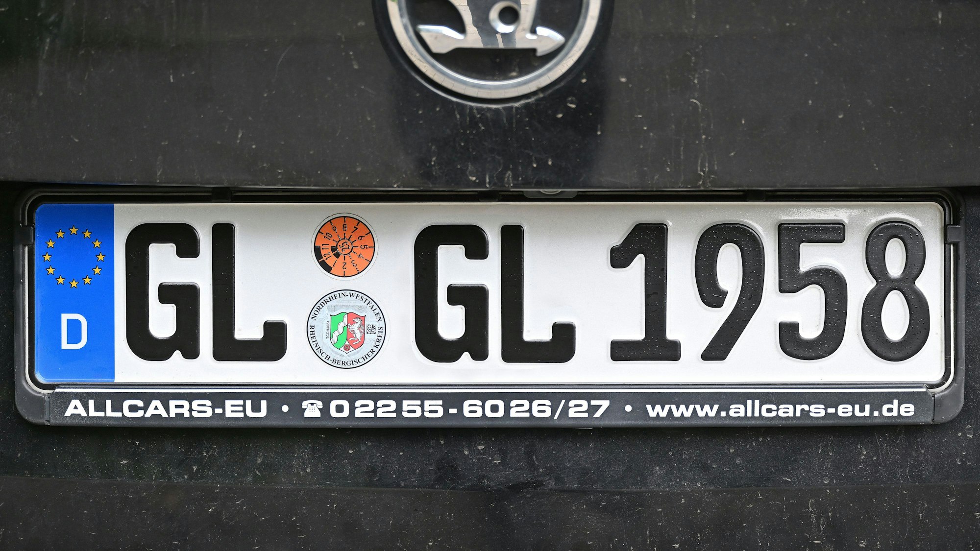 Das Foto zeigt ein Kennzeichen mit GL - GL