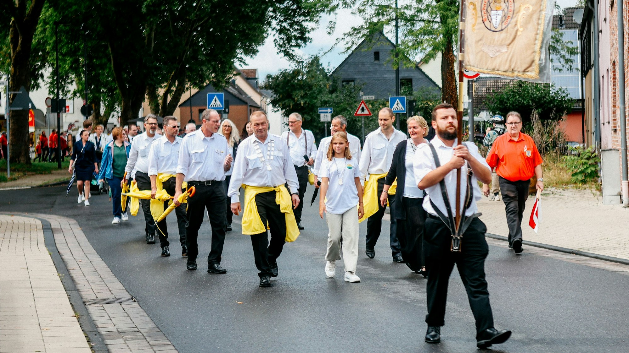 Festumzug durch Hitdorf