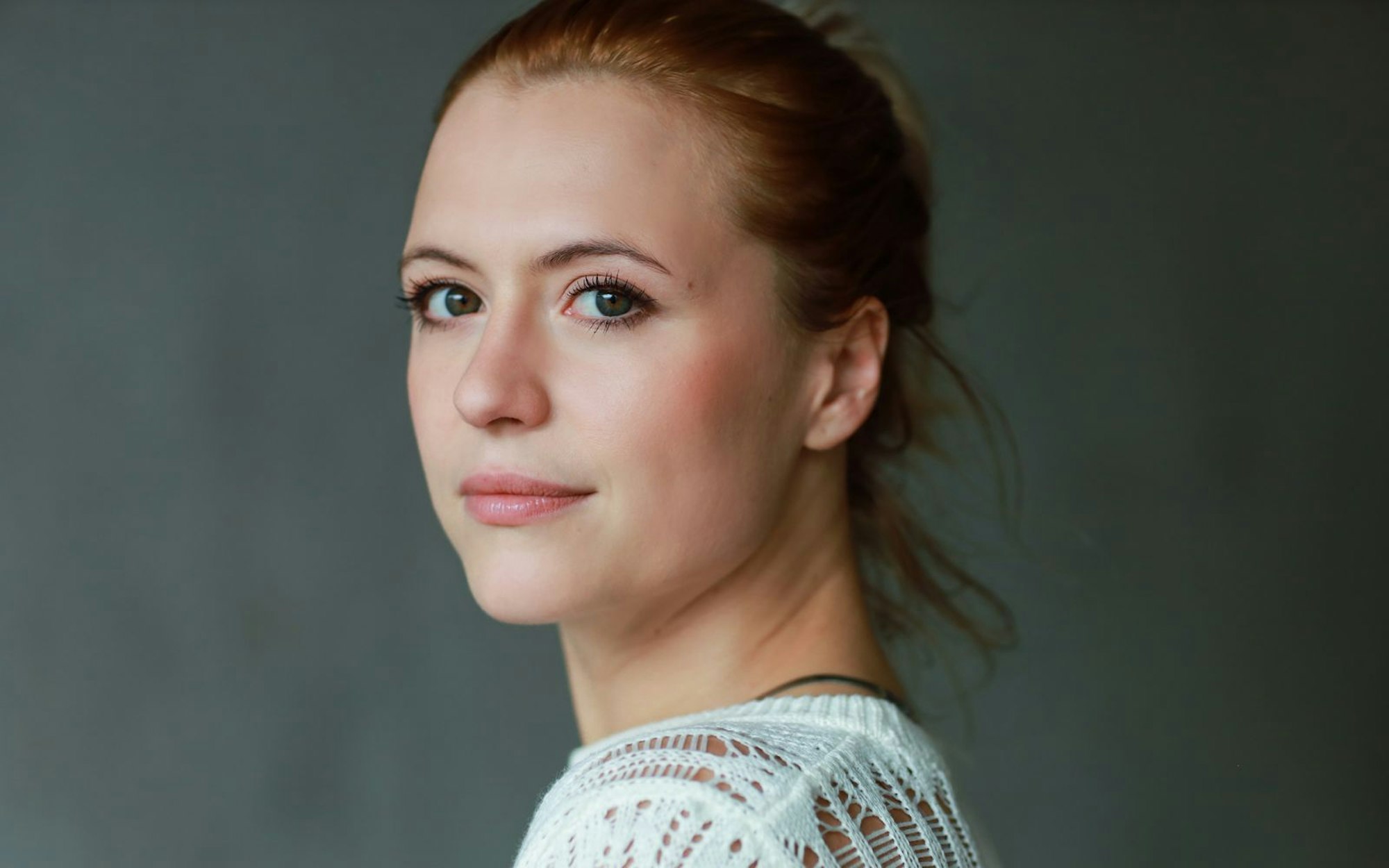 Laura Storz wurde 1995 in Köln geboren. Sie studierte an der Hochschule für Musik und Theater „Felix Mendelssohn Bartholdy“ in Leipzig. In „Die Kinderschwindlerin“ spielt sie erstmals eine Hauptrolle in einem abendfüllenden Fernsehfilm. (Bild: Niklas Berg)