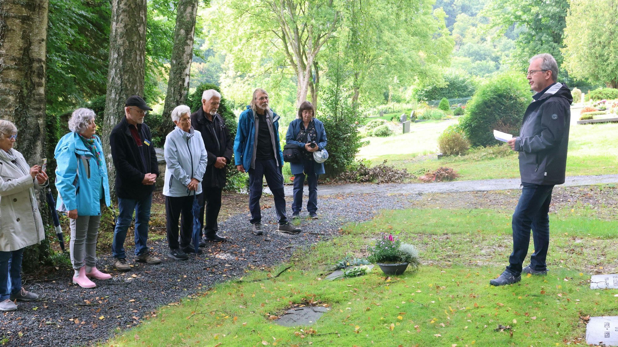 Rüdiger Gennies spricht am Grab von Magdalena Horvath
