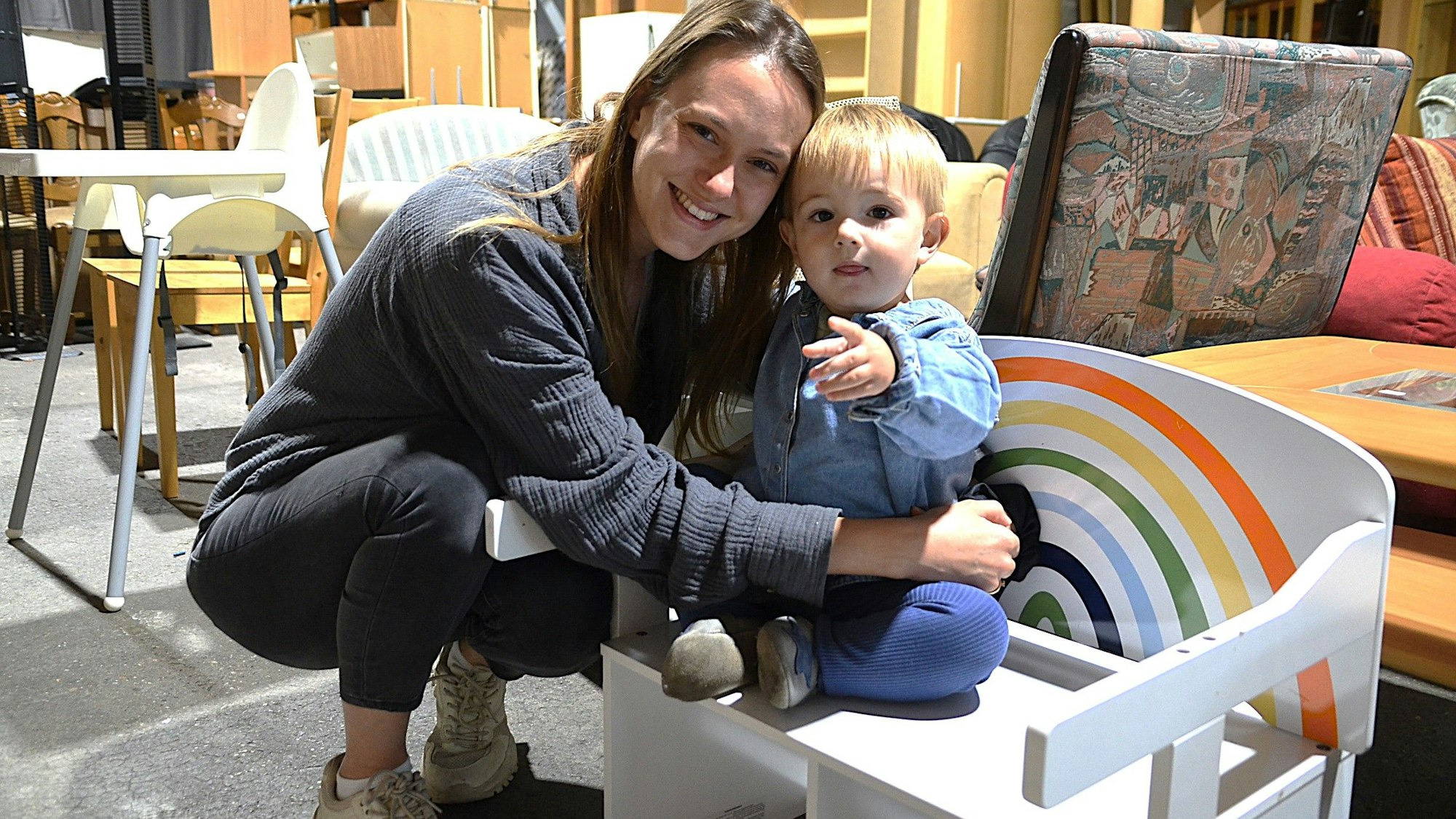 Im „Kaufhaus für Alle“ finden Dajana Schaffrath und ihr Söhnchen Oskar immer etwas Schönes. Die Journalistin stammt aus Ruppichteroth und lebt heute in Köln, dennoch kommt sie einmal im Monat zum Stöbern nach Waldbröl.