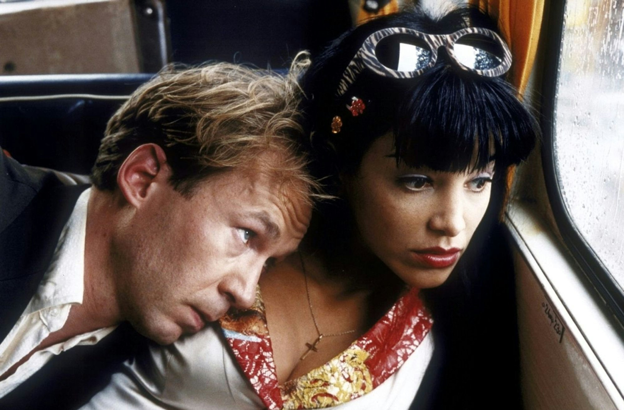 Weniger erfolgreich lief Veronas Ausflug in die Filmwelt: Ihre erste Kino-Hauptrolle war auch ihre letzte. In der Krimi-Komödie „Heirate mir!“ (1999) gab sie die Polin Goschka, die das Leben des unscheinbaren Friedhofsmitarbeiters Eugen (Ulrich Noethen) durcheinanderbringt. (Bild: SevenPictures Film)