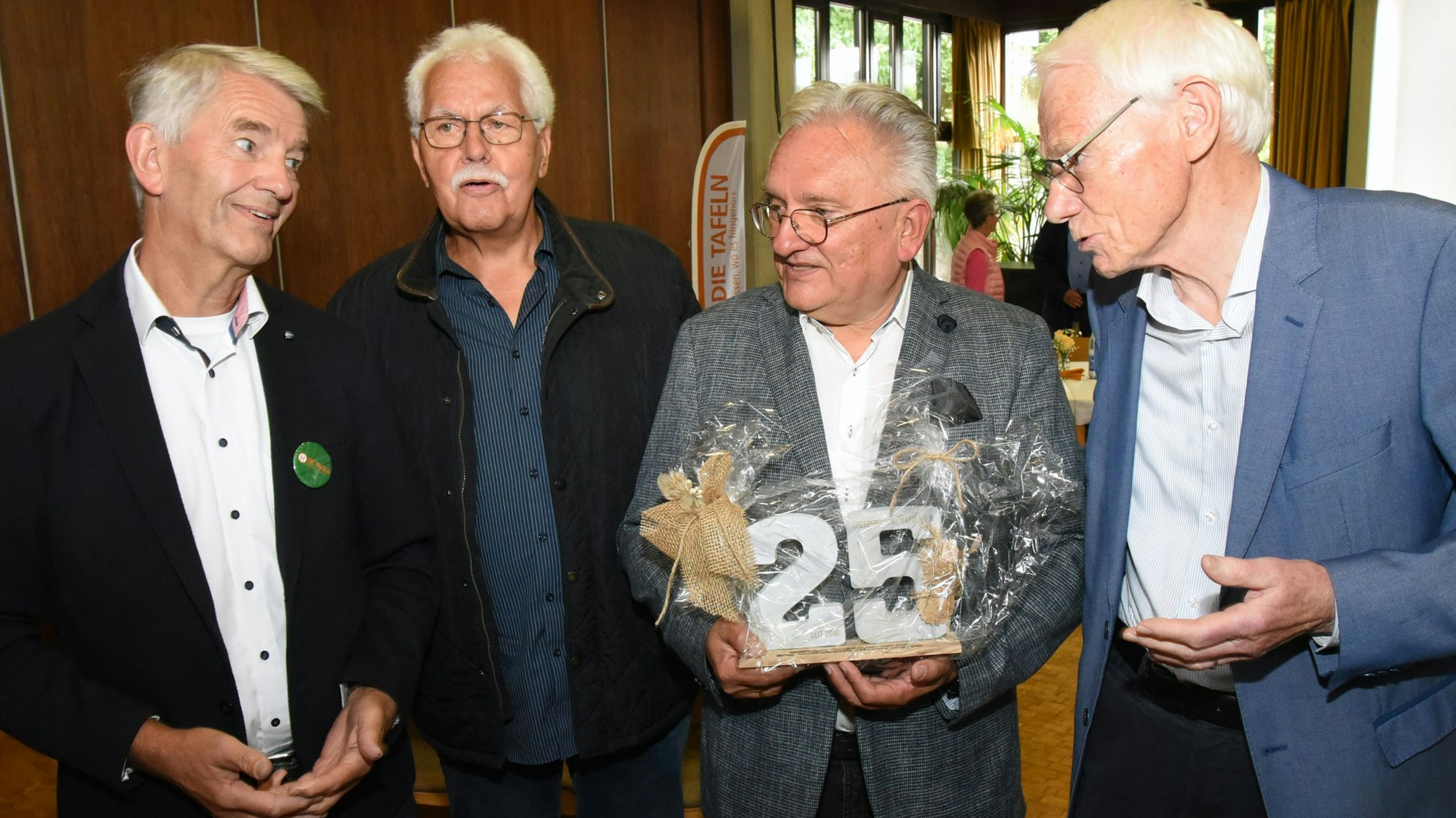 Vier Männer für die Oberbergische Tafel (von links): Joachim Lüllau, Rolf Medgenberg, Markus Aust und Ulrich Pfeifer feierten in Gummersbach das 25-jährige Bestehen der sozialen Einrichtung.